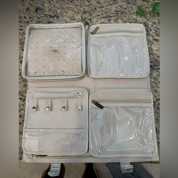 Kendra Scott Jewelry Travel Organizer Case – Neutral with Gold Logo - Picture 3 of 8